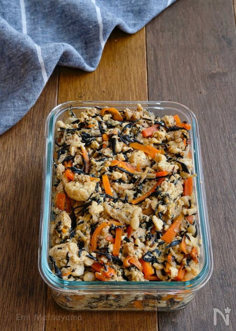 ガラス製の保存容器に入ったひじきたっぷりヘルシー炒り豆腐