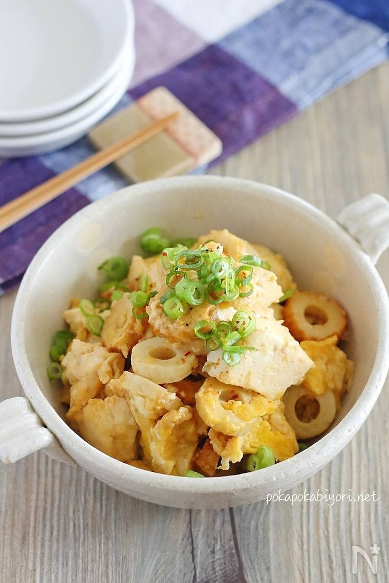 丸い器に盛られたちくわ入りの炒り豆腐