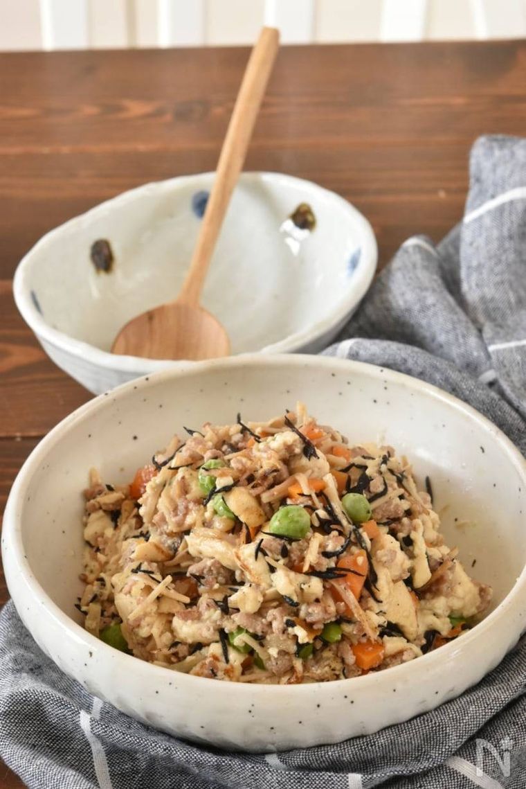 丸い深型の器に白だしで作った炒り豆腐が盛られている