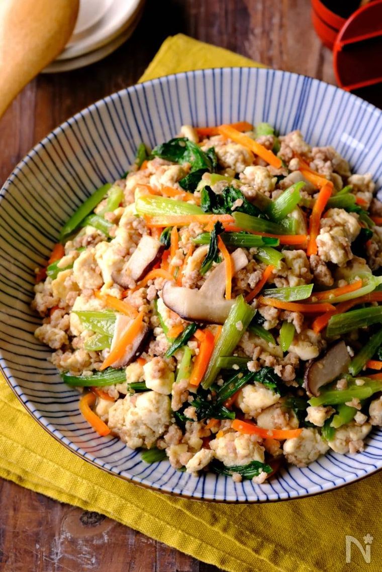 青い縞柄の器に盛り付けられた豚ひき肉の炒り豆腐