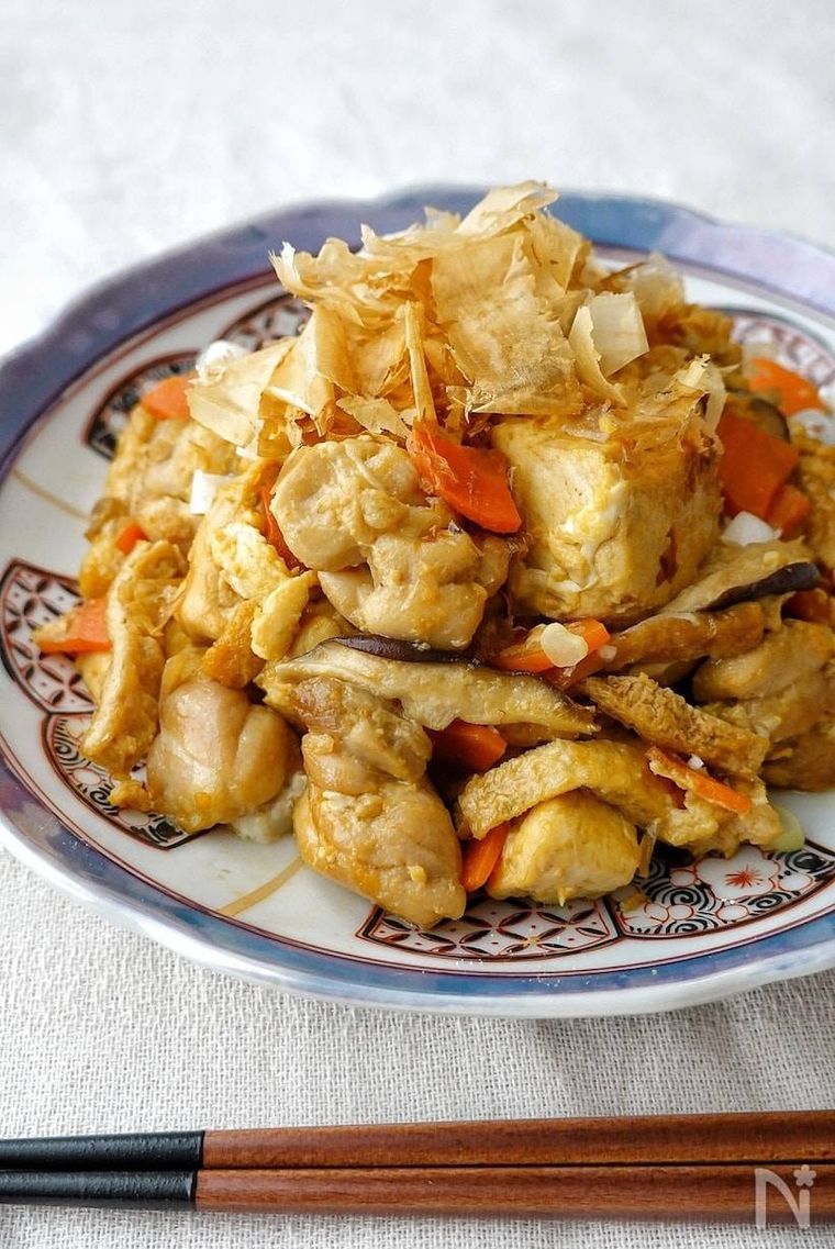 柄入りの器に盛られた鶏肉入り五目炒り豆腐