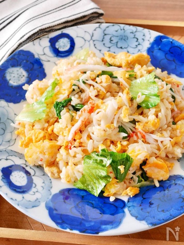 ブルーの花柄の器に盛られたガーリックレタスチャーハン