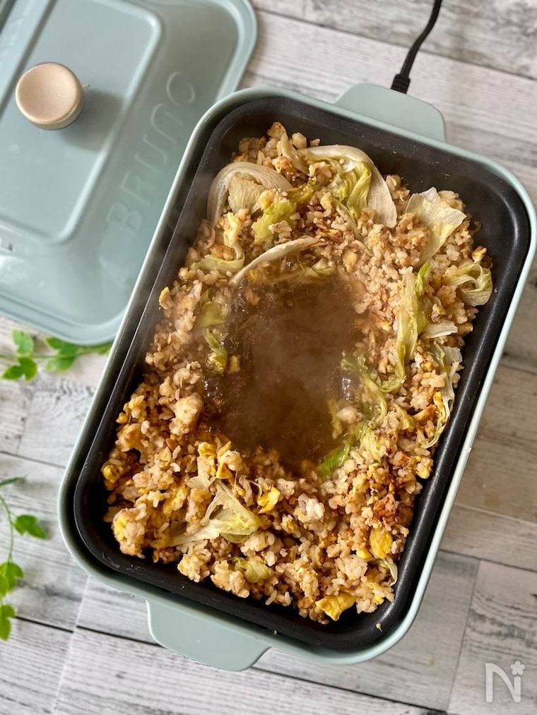 ホットプレートの上で作られているツナレタスチャーハン