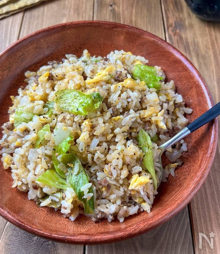 茶色い器に盛られたひき肉和風レタスチャーハン