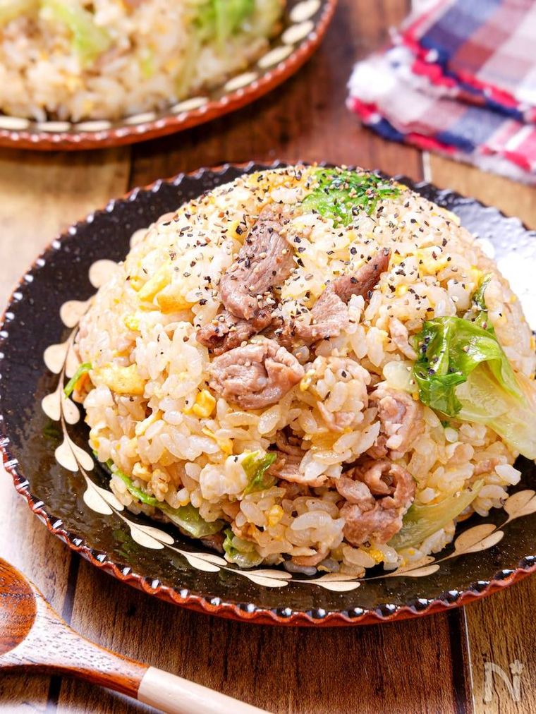 茶色い器に豚たまレタスチャーハンが盛られている