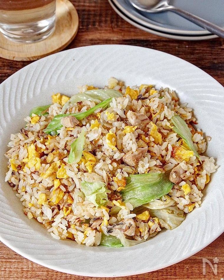 鯖缶レタスチャーハンが白い器に盛られている