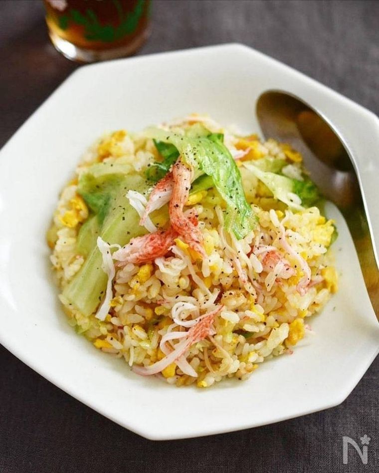 かにかまレタスチャーハンが白い器に盛られ、傍らにさじが置かれている