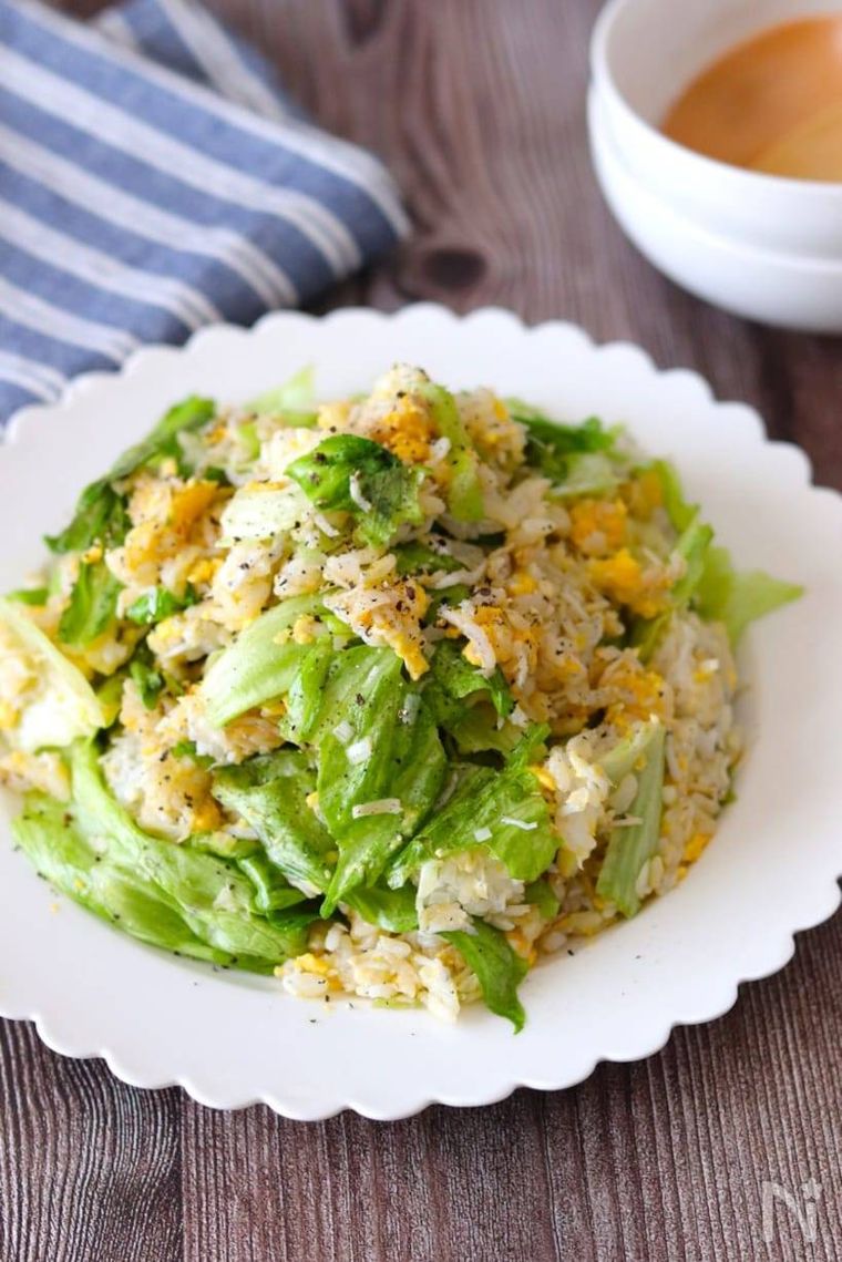 しらすレタスチャーハンが白い器に盛られている