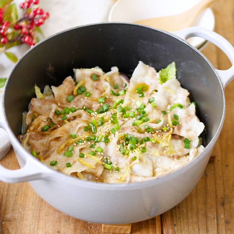 白い鍋に入った白菜と豚バラ肉の無水鍋