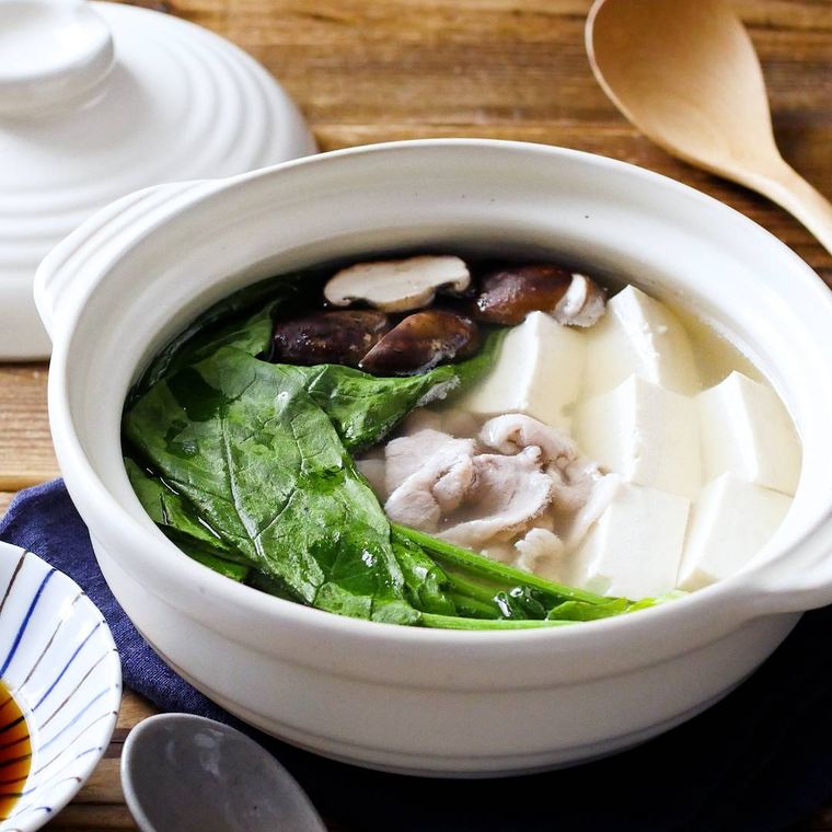 白い鍋に入ったほうれん草と豚バラ肉の常夜鍋