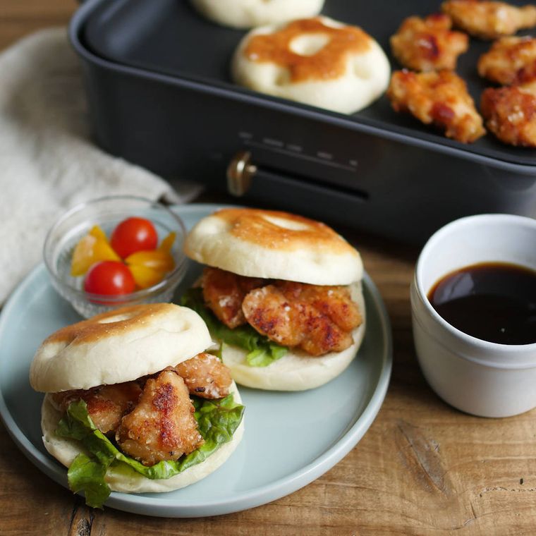 ホットプレートと皿にのった、唐揚げチキンのフォカッチャサンド