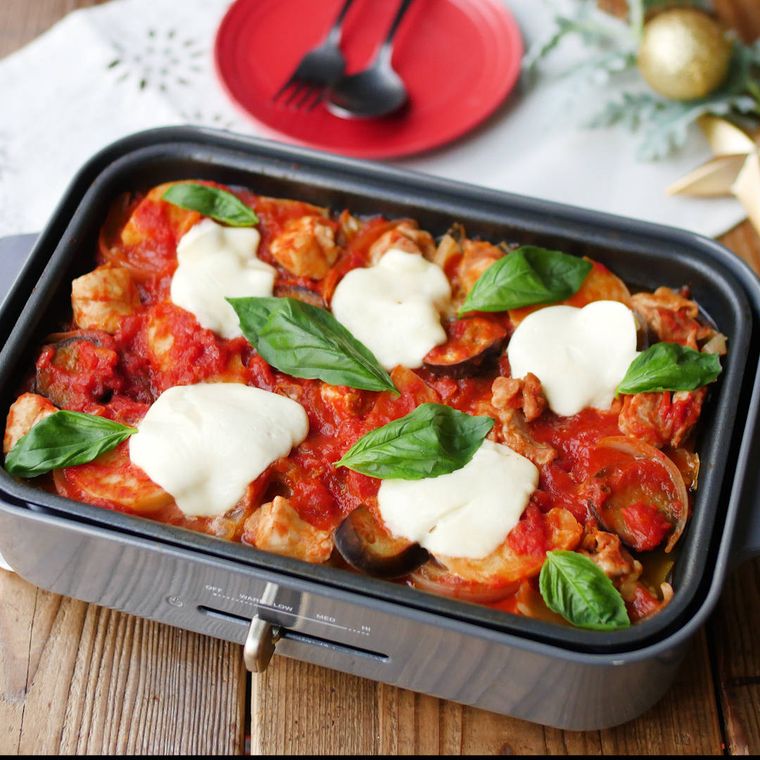 ホットプレートに入った、マルゲリータ味の鍋