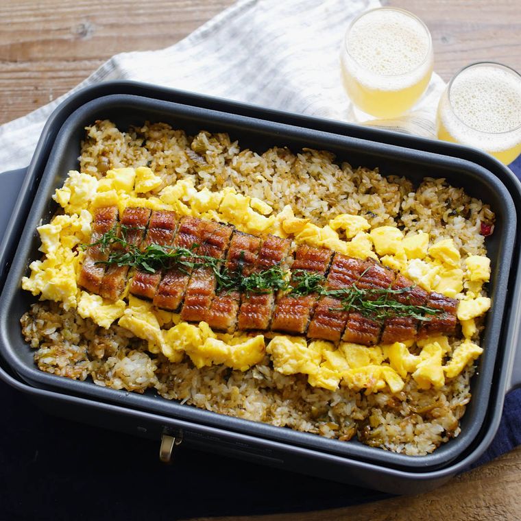 ホットプレートにのった、うなぎと卵の高菜チャーハン