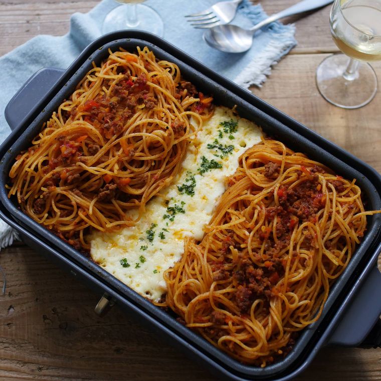 ホットプレートにのった、たっぷりボロネーゼパスタ