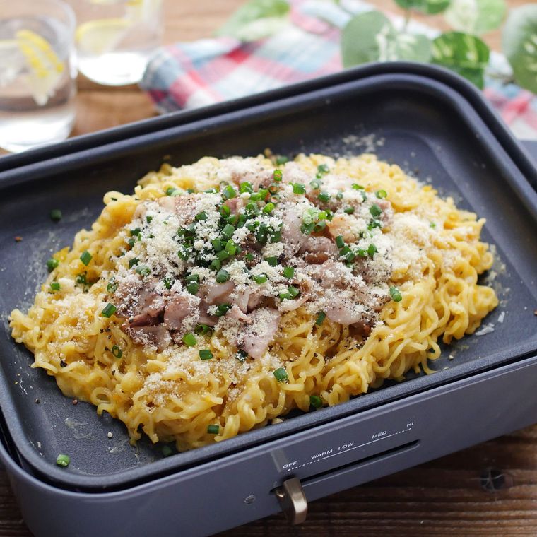 ホットプレートにのった、豚バラ肉のカルボナーラ麺