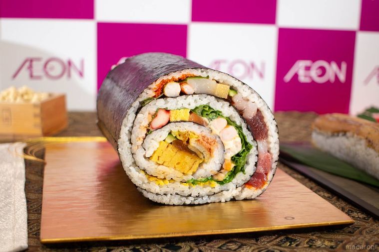 金色のお皿にのったイオン26品目のごくぶと巻