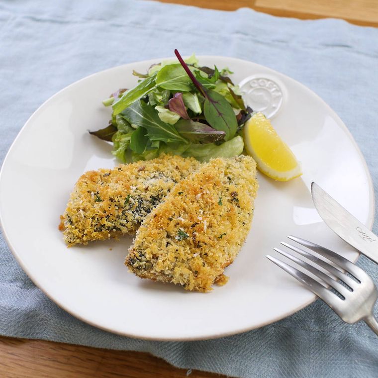 白い丸皿に盛り付けたあじのパン粉焼き