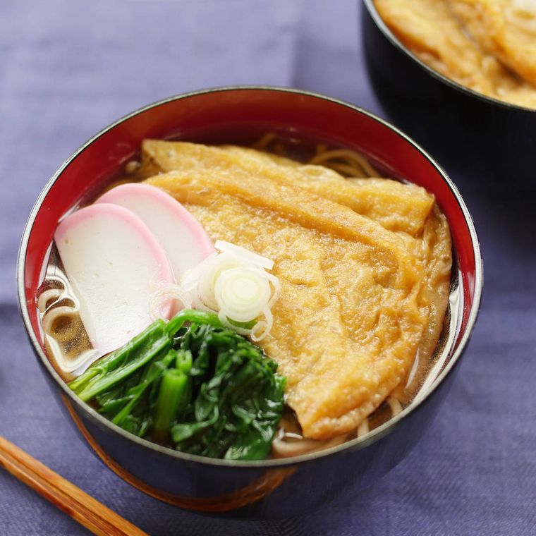 油揚げ、かまぼこ、ほうれん草が入ったそば