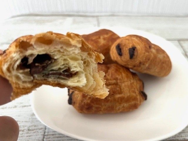 小さなデニッシュパンの中にあるチョコレートが見える