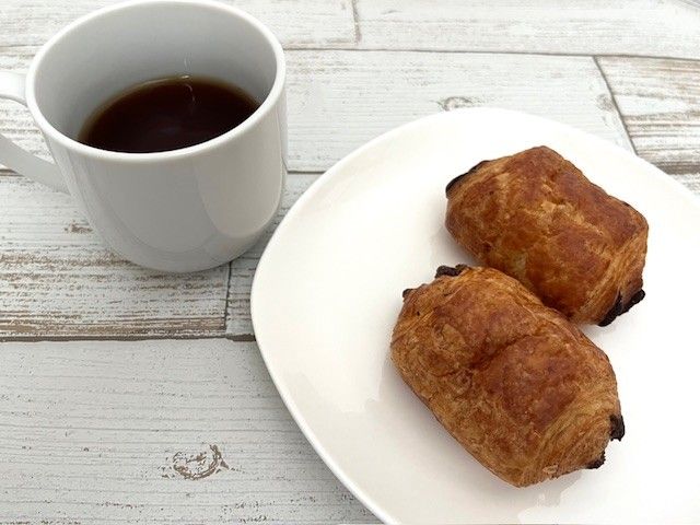 ブラックコーヒーとチョコレートの入ったデニッシュパン