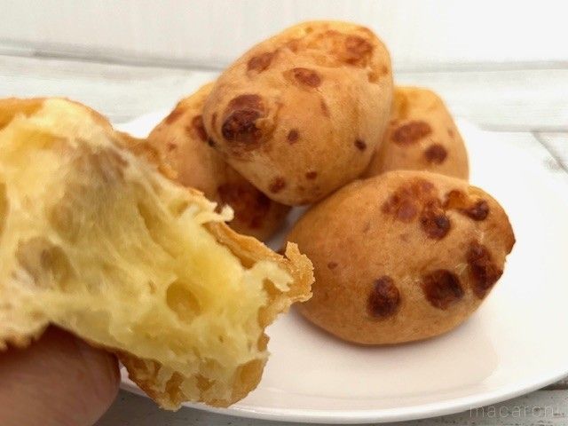 皿に置いたポンデケージョと中を割ったポンデケージョ