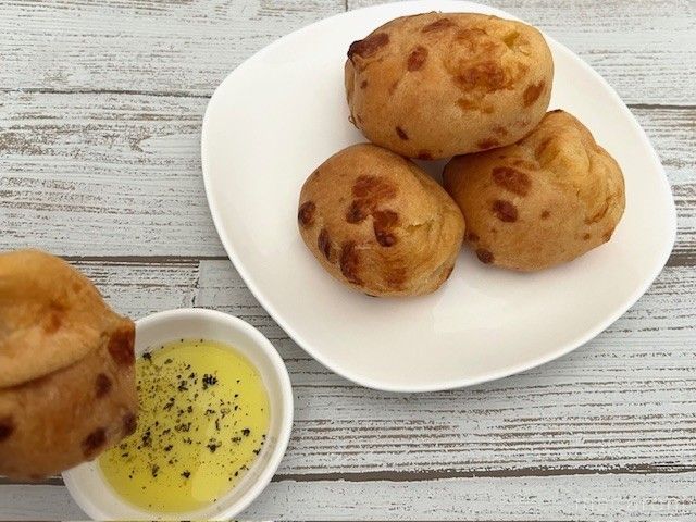 ポンデケージョに黒胡椒が入ったオリーブオイルをつけている