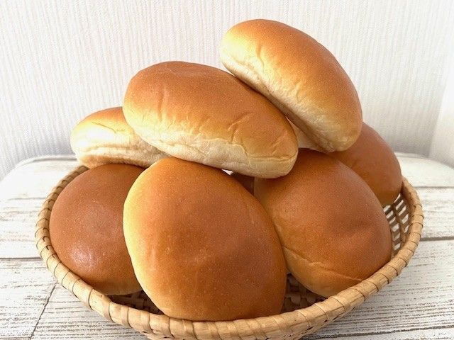 たくさんのバターロールがバスケットに入っている