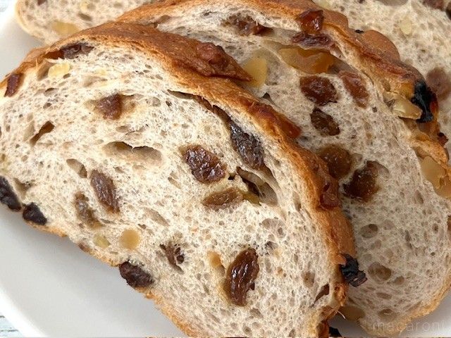 パンの断面からたくさんのぶどう、くるみ、りんごが見える