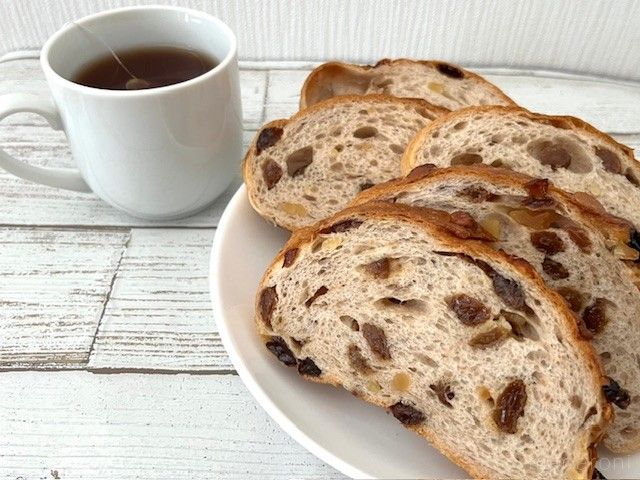 紅茶と一緒に皿に並べたパンがテーブルに置いてある