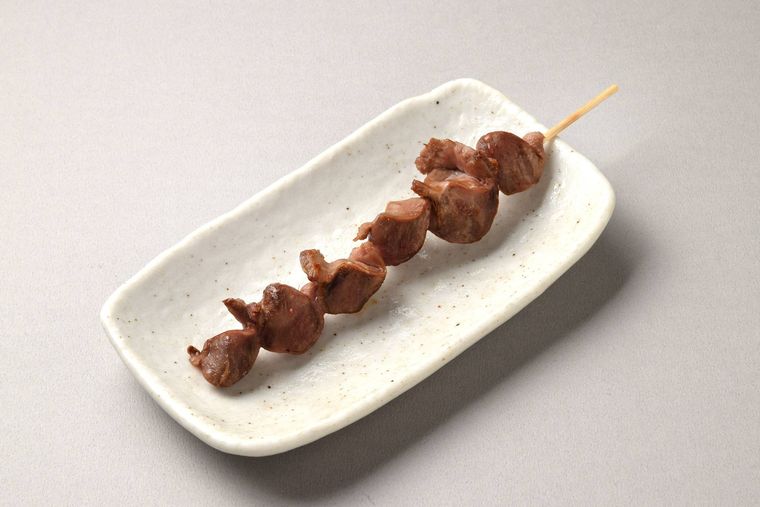 皿に盛られた砂肝の焼き鳥