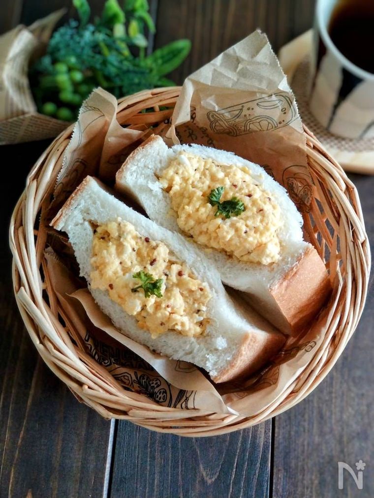 カゴに盛られたチーズたまごサンド