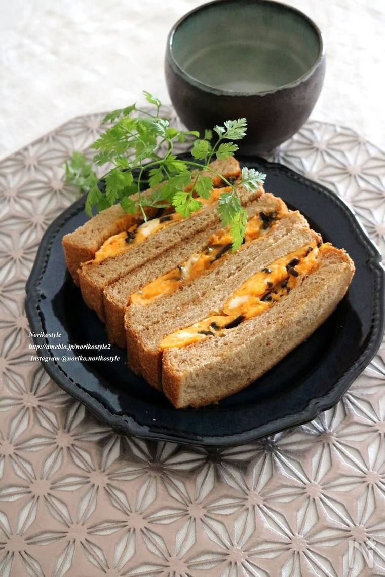 皿に盛られた塩昆布の和風たまごサンド