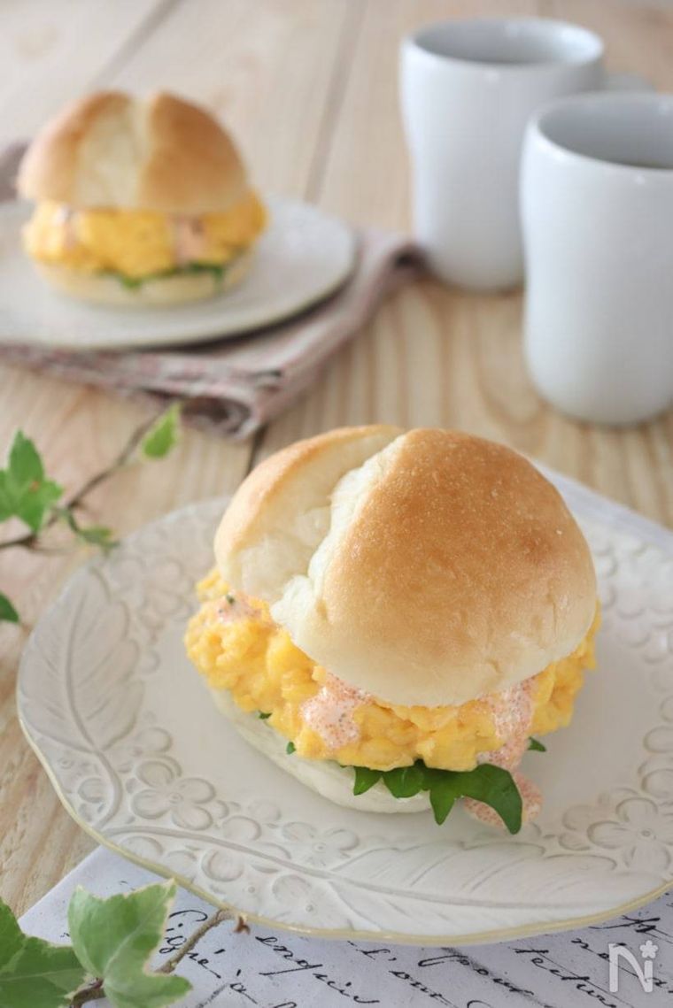 大葉、明太マヨネーズ、スクランブルエッグが挟まったバターロール