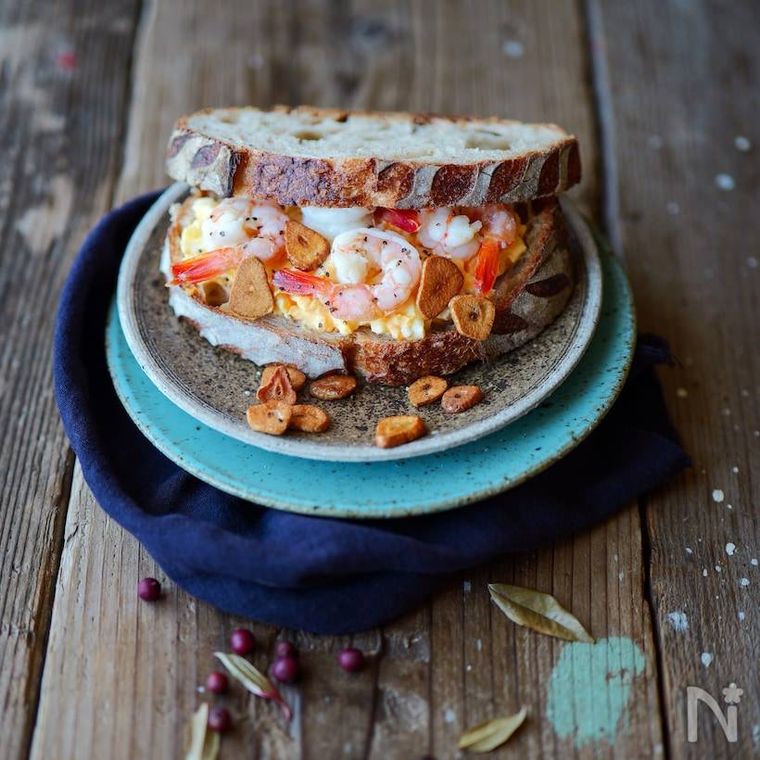 えび、たまご、にんにくチップがサンドされたカンパーニュ