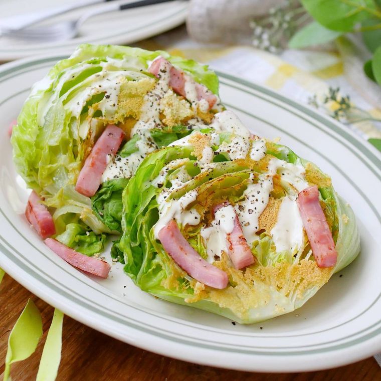 焼きレタスとベーコンにシーザードレッシングがかかっている