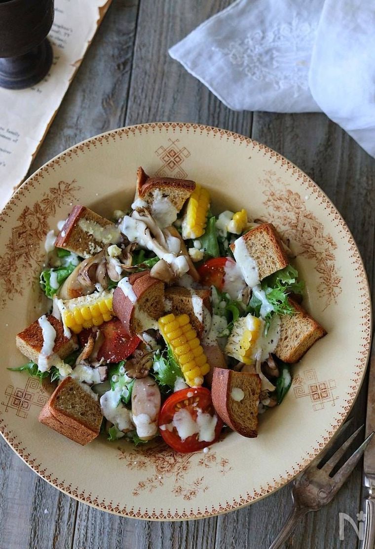 パン、とうもろこし、トマトなどが入ったシーザーサラダ