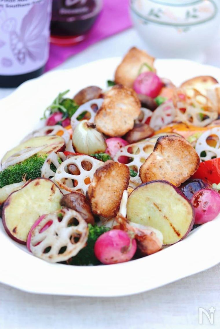 さつまいも、れんこん、ラディッシュなどが入ったシーザーサラダ