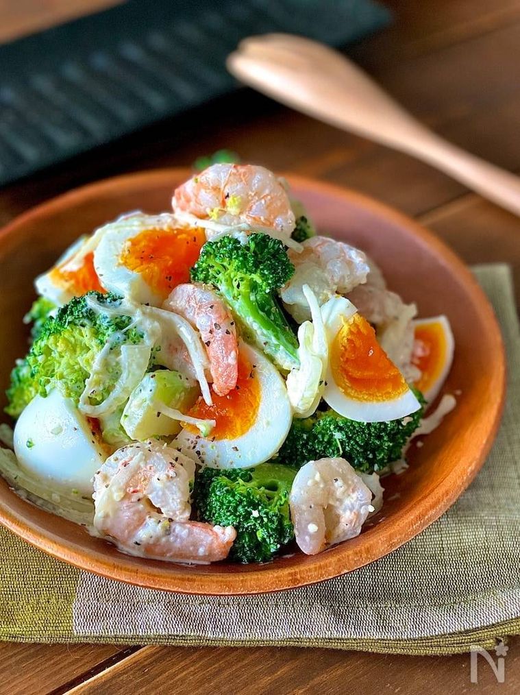 えび、ブロッコリー、ゆで卵が入ったシーザーサラダ