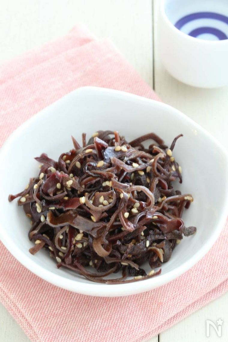 白い器に盛られた無限きくらげ