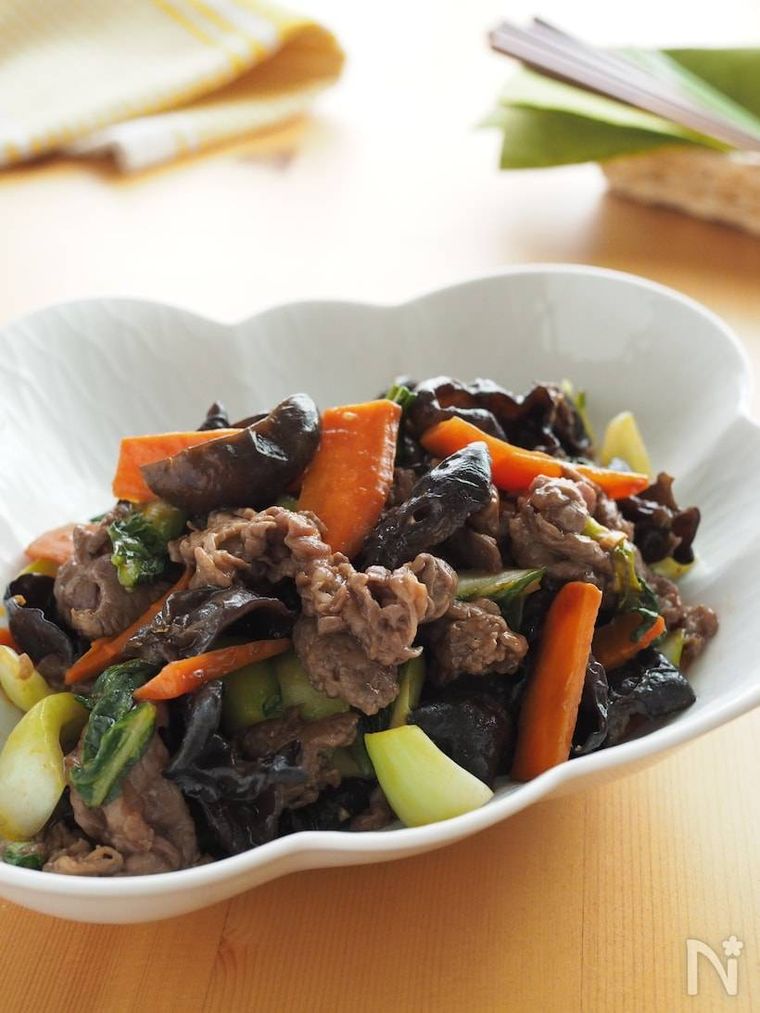 白い器に盛られた牛肉ときくらげのオイスター炒め