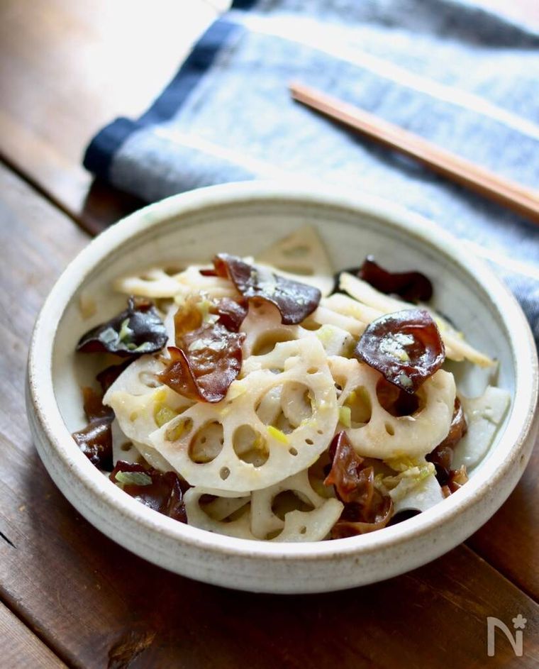 白い丸形の器に盛られたれんこんときくらげの塩きんぴら