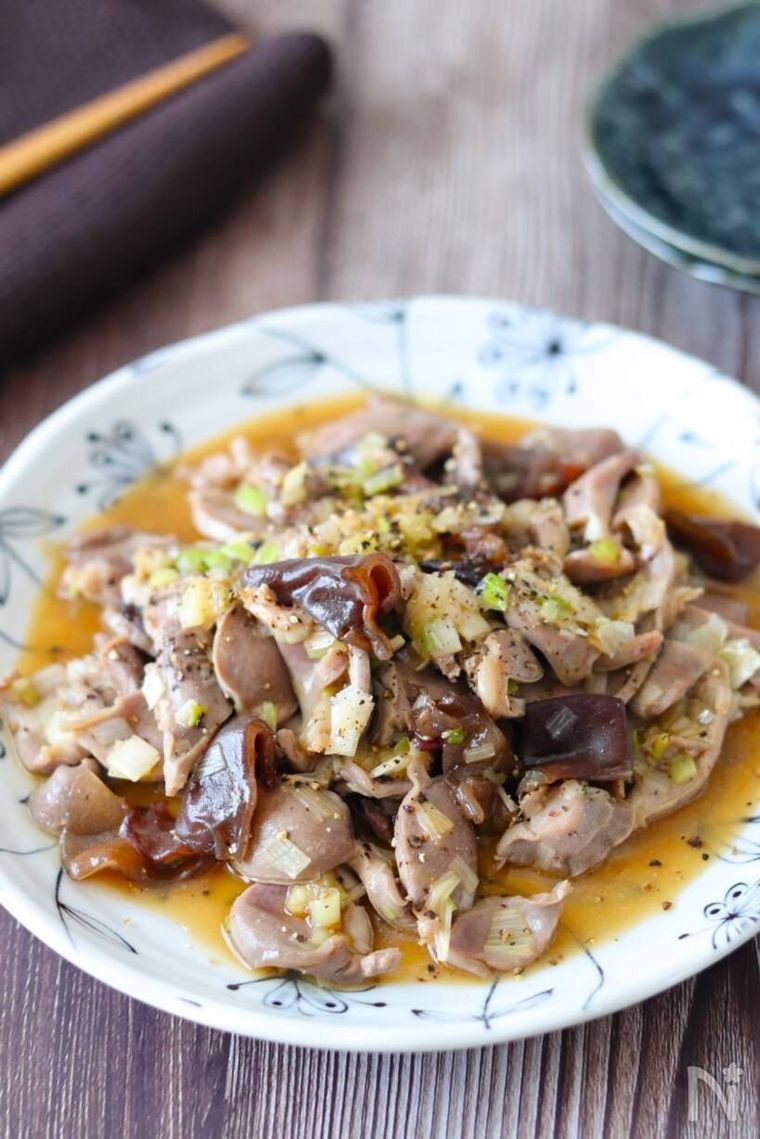 柄入りの器に盛られた砂肝ときくらげのオイスターレモンペッパー