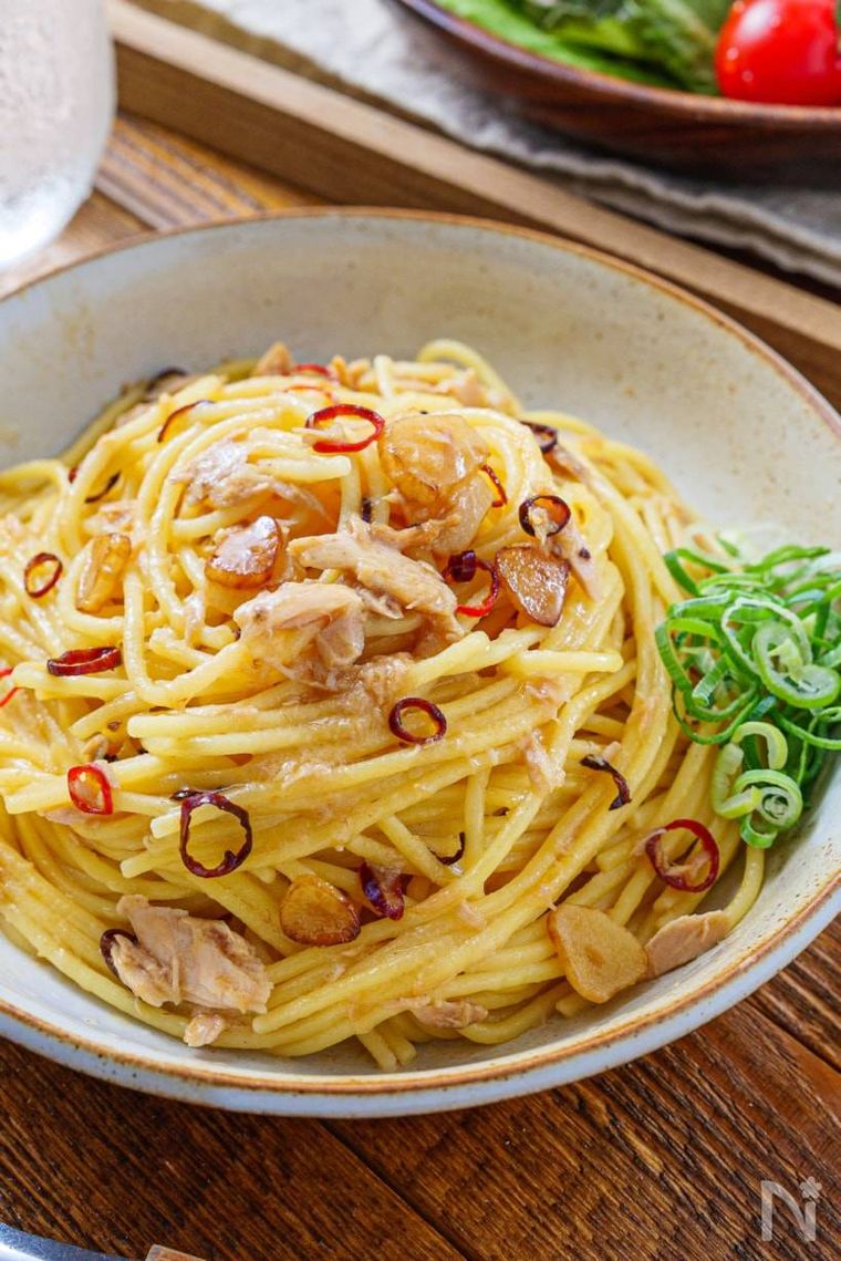 深型の器に盛られた和風ツナペペロンチーノ