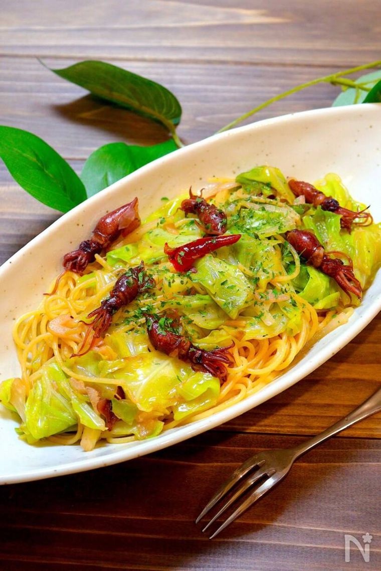 楕円形の器に盛られたホタルイカのペペロンチーノ