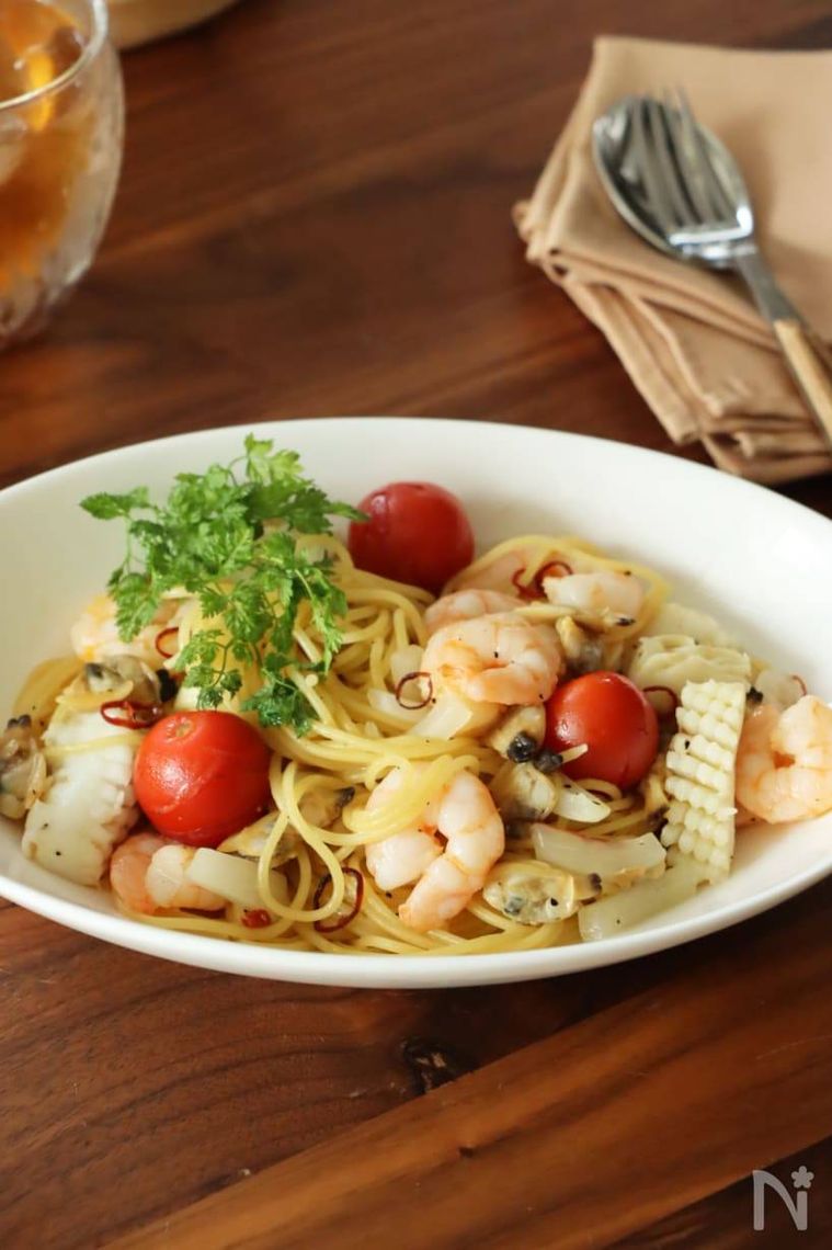 白い器に盛られた魚介のペペロンチーノ