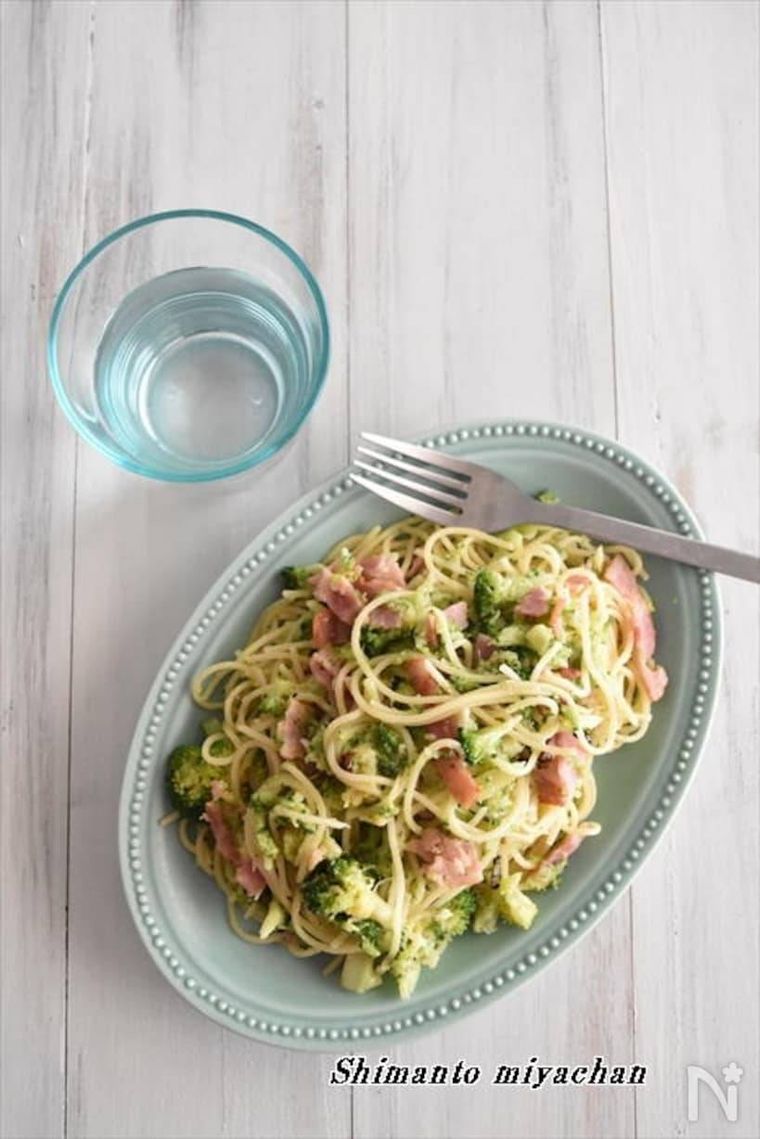 オーバル型の器に盛られたブロッコリーペペロンチーノ