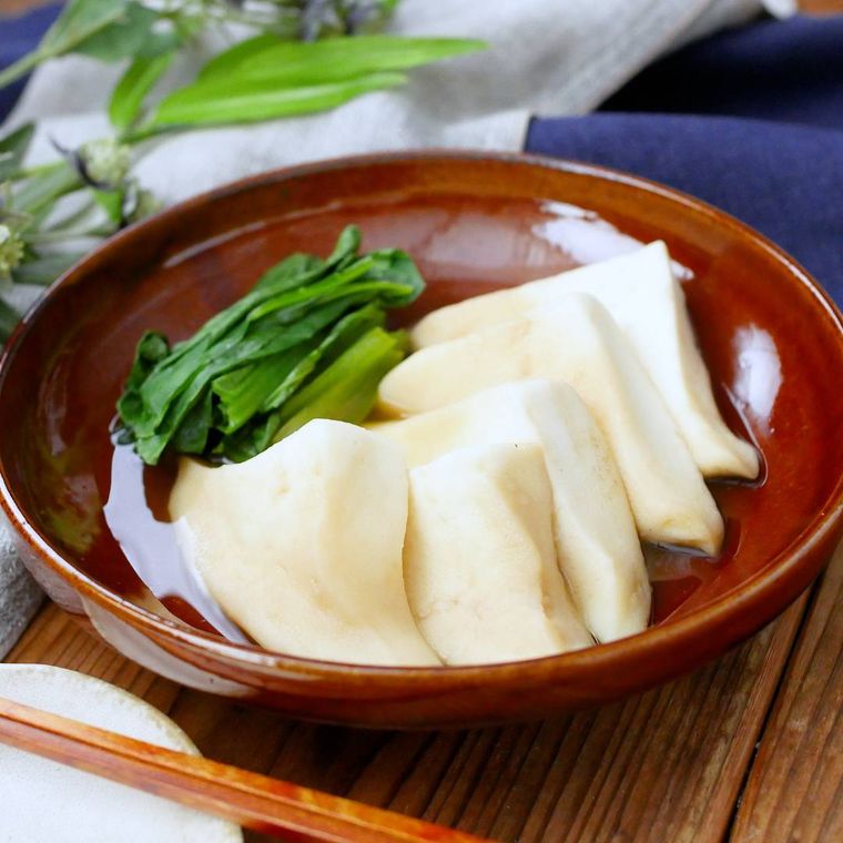 茶色い器に盛られたはんぺんの煮物