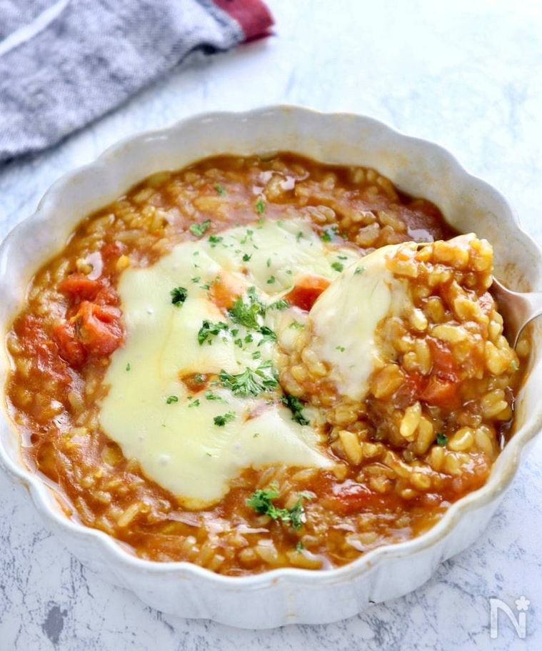 深型の器に盛られた濃厚トマトカレーリゾット