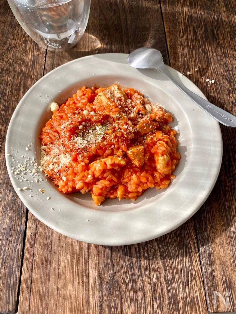 丸い器に盛られたチキンリゾット