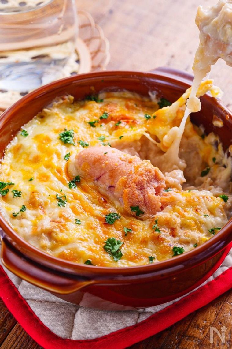 グラタン皿に盛られた明太もちチーズの焼きリゾット